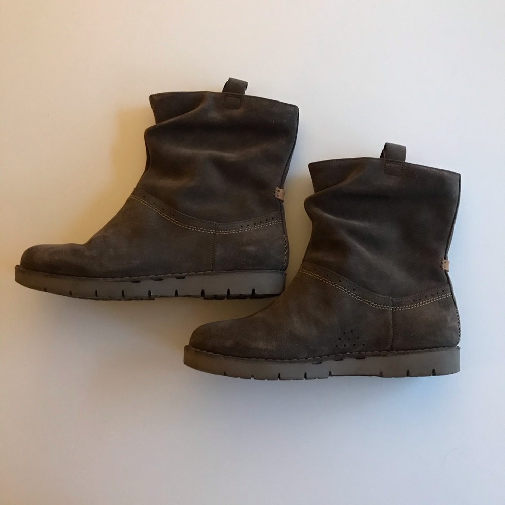 Like New Clarks Unstructured Suede Leather Boots